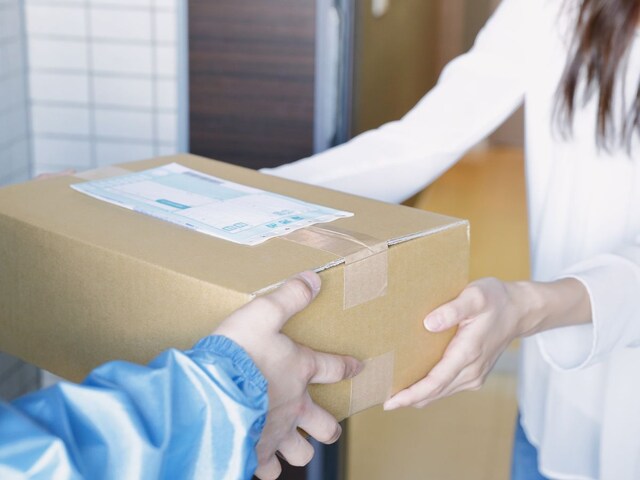 The parcel of the woman went to the neighbor's house, refused to return when she arrived to pick up!