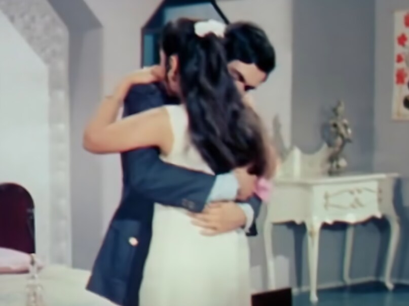 Dimple Kapadia, Bobby, Bobby Film, Dimple Kapadia First Film, How Dimple Kapadia Crossed Limits of Boldness at Age of 16, Dimple Kapadia Bol Look in Bobby, Bobby Budget, Bobby Collection, Bobby College Kapadia, Dimple Kapadia's first film, Rajesh Khanna's wife, Rishi Kapoor