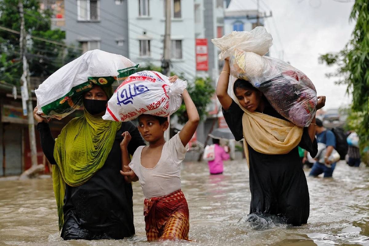 बाढ़ वाले क्षेत्रों में रोटी-कपड़ा नहीं! ये चीज मांग रही महिलाएं मदद करें लोग