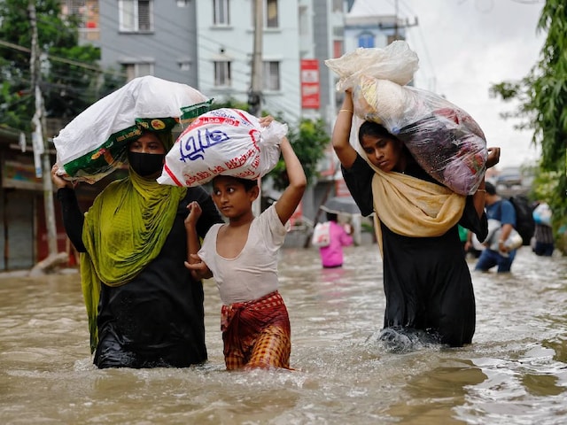बाढ़ वाले क्षेत्रों में रोटी-कपड़ा नहीं! ये चीज मांग रही महिलाएं, मदद करें लोग बाढ़ वाले क्षेत्रों में रोटी-कपड़ा नहीं! ये चीज मांग रही महिलाएं, मदद करें लोग