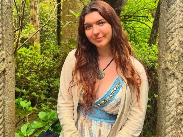 girl forgot passport in plan
