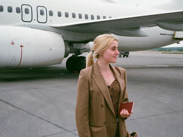 The girl forgot the passport on the plane, staying in police custody for 11 hours!