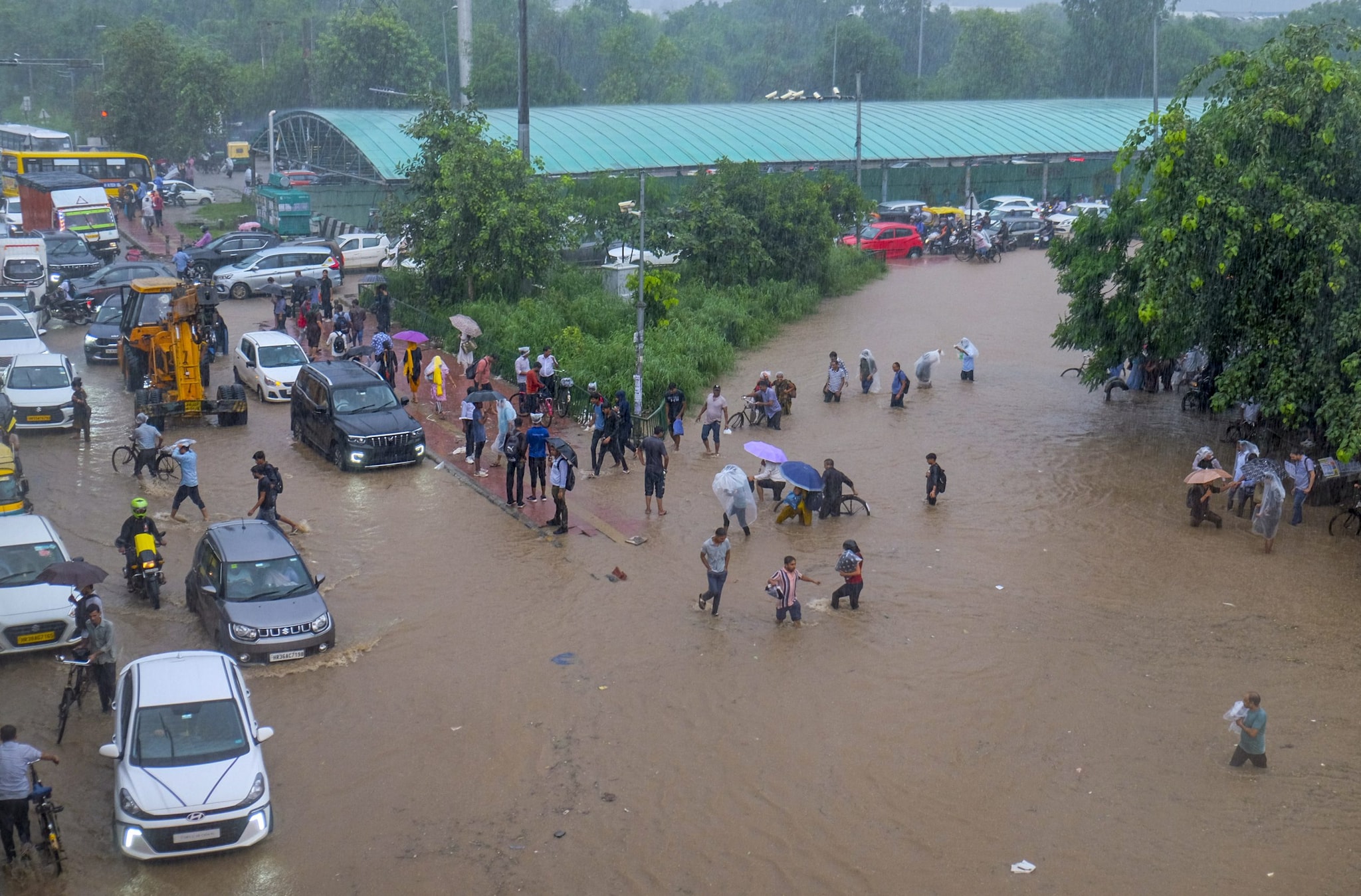 मनीला में भरा पानी तो 2 ठेकेदार अरेस्ट इधर गुरुग्राम बना नरकग्राम मगर