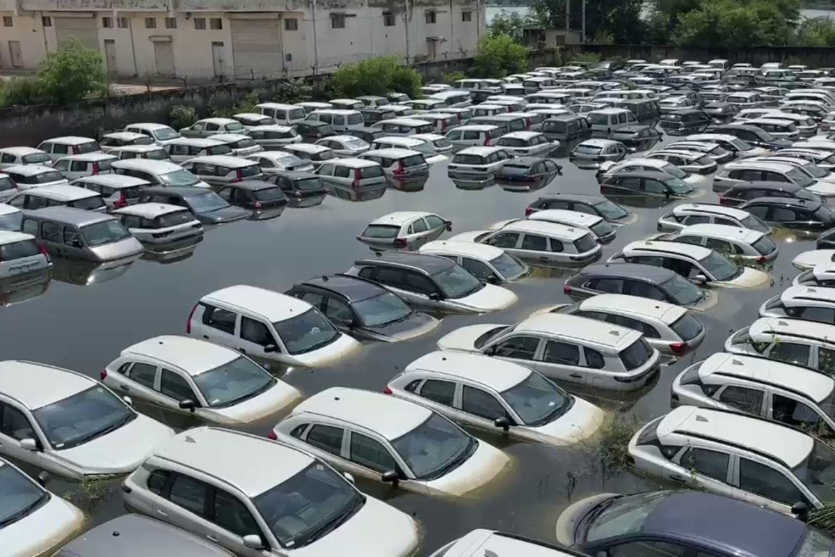 VIDEO: ग्रेंड विटारा ब्रेजा औरबाढ़ से स्टॉकयार्ड में डूब गईं 300 कारें