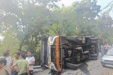 HRTC की बस हादसे का शिकार, स्कूली बच्चों और 19 महिलाओं सहित 36 यात्री घायल