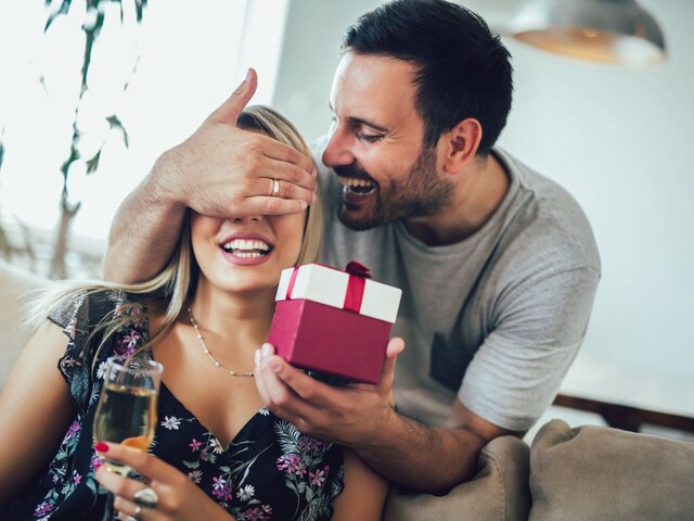 Husband gave such a gift on the wedding anniversary, wife erupted after seeing!