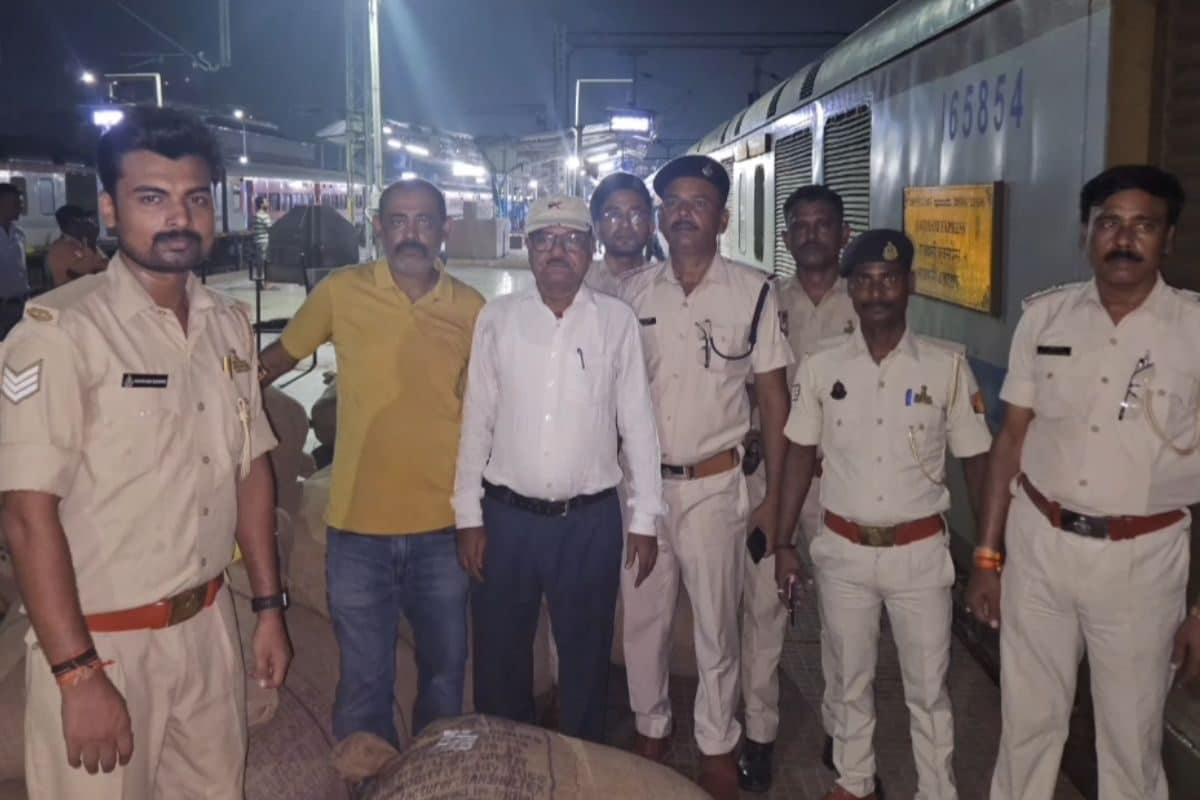 2400000₹ की इलाइची, 40 बोरे, मुजफ्फरपुर जंक्शन पर राजधानी एक्सप्रेस की तलाशी