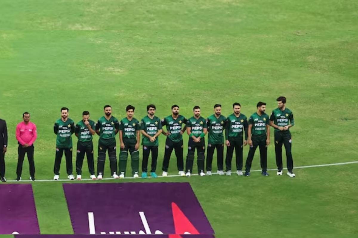 ओछी हरकतों पर उतरा PAK, राष्‍ट्रगान के वक्‍त हारिस-शाहीन ने तोड़ी मर्यादा