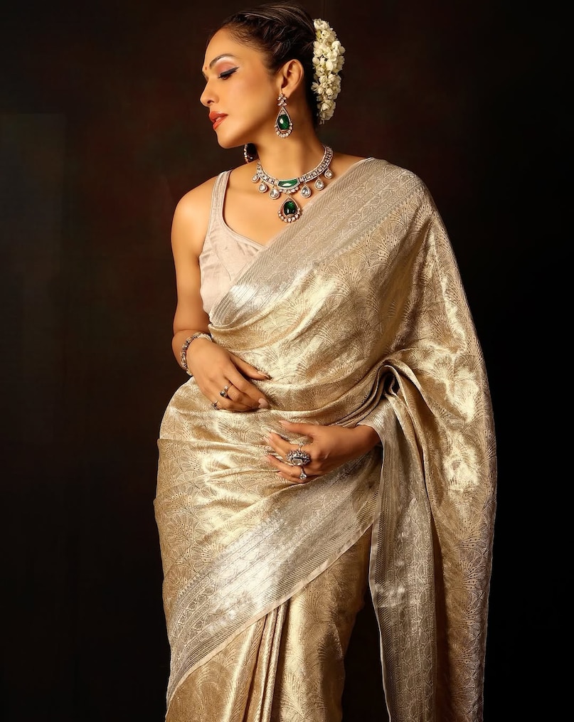 Isha Koppikar, Isha Koppikar film, Isha Koppikar news, Isha Koppikar birthday, ईशा कोप्पिकर, ईशा कोप्पिकर फिल्म, ईशा कोप्पिकर न्यूज, ईशा कोप्पिकर बर्थडे