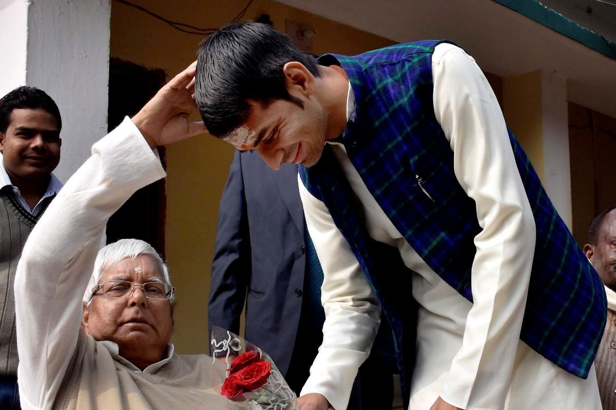 लालू यादव की तरह तेज प्रताप ने दिखाया अनोखा अंदाज! गरीब आदमी को दी अपनी कुर्सी