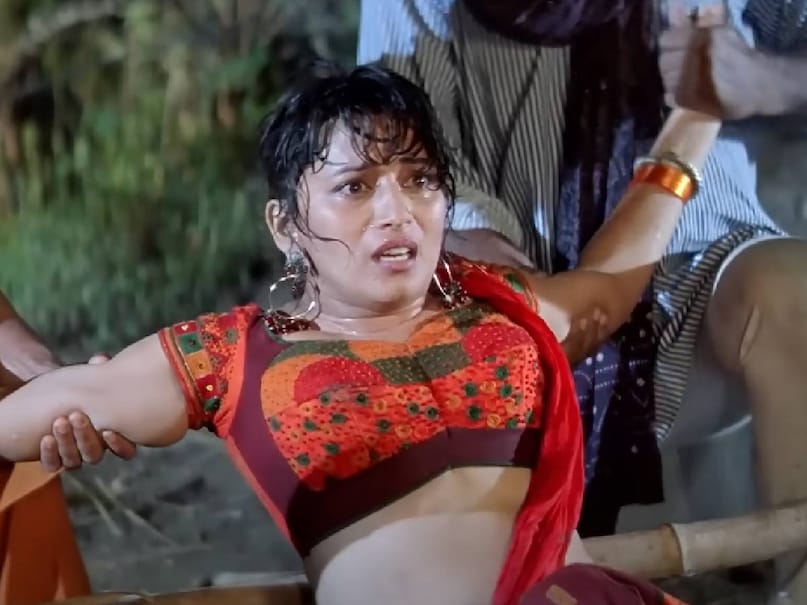 Madhuri Dixit, Naseeruddin Shah, Dedh Ishqiya, Madhuri Dixit-Naseeruddin Shah intense scenes, Madhuri Dixit shy while filming intense scenes with Naseeruddin Shah, Dedh Ishqiya Film, Dedh Ishqiya budget, Dedh Ishqiya Collection, Madhuri Dixit hit Films, माधुरी दीक्षित, नसीरुद्दीन शाह, डेढ़ इश्किया, डेढ़ इश्किया बजट, डेढ़ इश्किया कलेक्शन, डेढ़ इश्किया हिट या फ्लॉप, डेढ़ इश्किया में माधुरी दीक्षित और नसीरुद्दीन शाह का इंटीमेट सीन