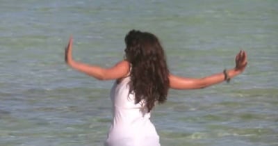 नई दिल्ली. सालों से एक्टिंग से दूर रह रही ममता कुलकर्णीं कभी इंडस्ट्री पर राज किया करती थीं. फिर अचानक फिल्मों से दूर हो गईं. शोहरत, नाम और कामयाबी सब कुछ होने के बावजूद उन्होंने ग्लैमर की दुनिया छोड़कर आध्यात्म की दुनिया बसा ली थी. अपने करियर में वह कई हिट और ब्लॉकबस्टर दे चुकी हैं.