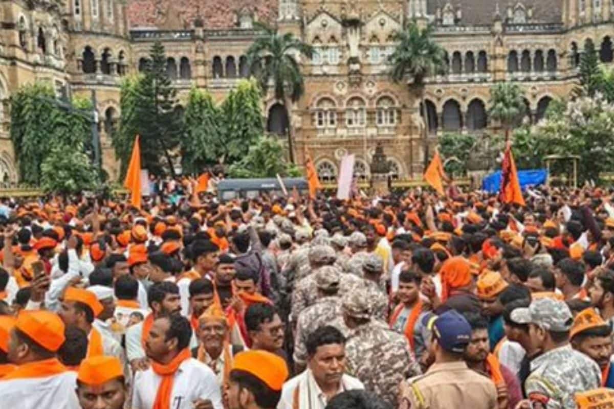 नरक बनी मुंबई.. मराठा आरक्षण को लेकर हर तरफ अफरातफरी, मरीन ड्राइव पर जुटी भीड़