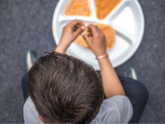 मिड डे मील खाकर 400 बच्चे बीमार, खाना खाते ही हुआ पेटदर्द, अस्पताल में भर्ती