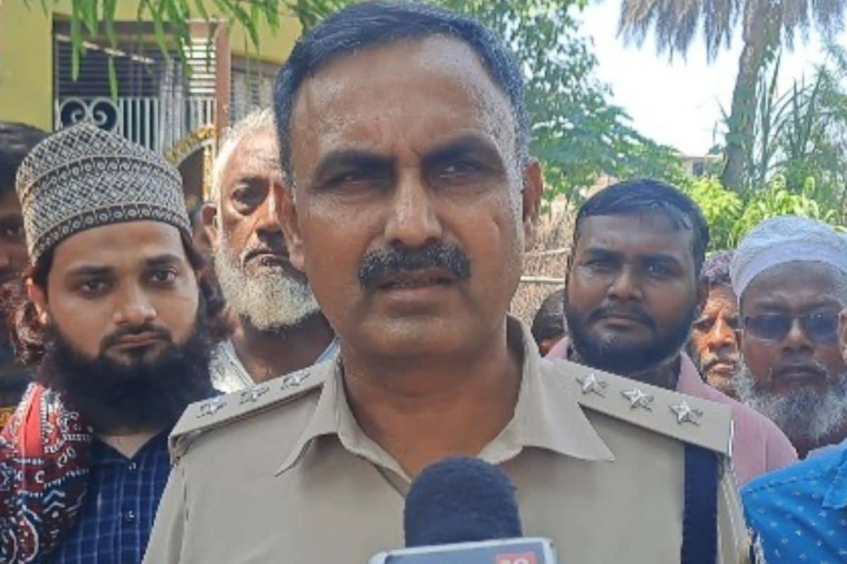 मुजफ्फरपुर में धार्मिक झंडा हटाने से तनाव, पुलिस ने शांत कराया माहौल