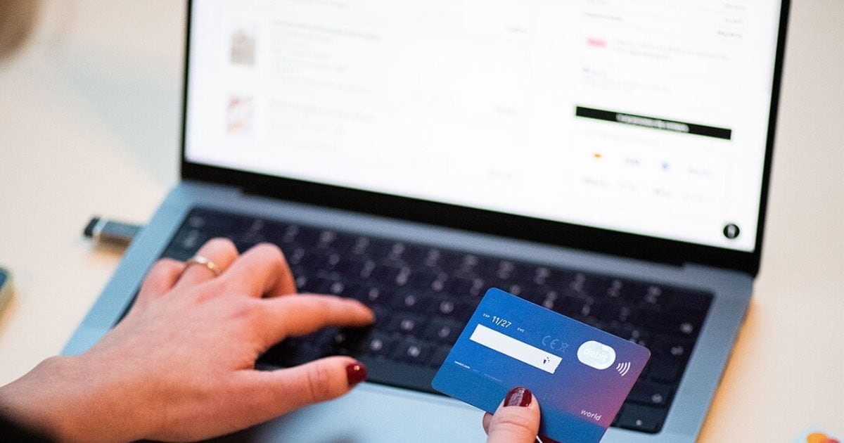 Tach – ऑनलाइन शॉपिंग पसंद है? ये क्रेडिट कार्ड्स Amazon, Flipkart और अन्य प्लेटफॉर्म्स पर दे रहे हैं एक्‍स्‍ट्रा रिवॉर्ड्स