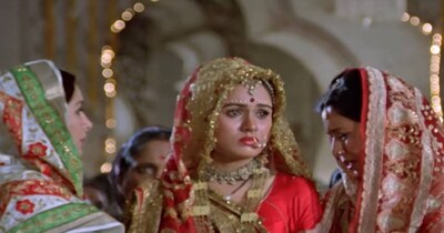 नई दिल्ली. पद्मिनी कोल्हापुरे 80 के दशक की जानी मानी एक्ट्रेस थीं. उन्होंने अपने करियर में एक से बढ़कर एक हिट और सुपरहिट फिल्मों में काम किया है. साल 1988 में फिल्म 'कसम' में भी वह नजर आने वाली थीं. लेकिन एक्ट्रेस के सिर प्यार का ऐसा खुमार चढ़ा था कि फिल्म बीच में ही छोड़कर शादी रचा ली थी