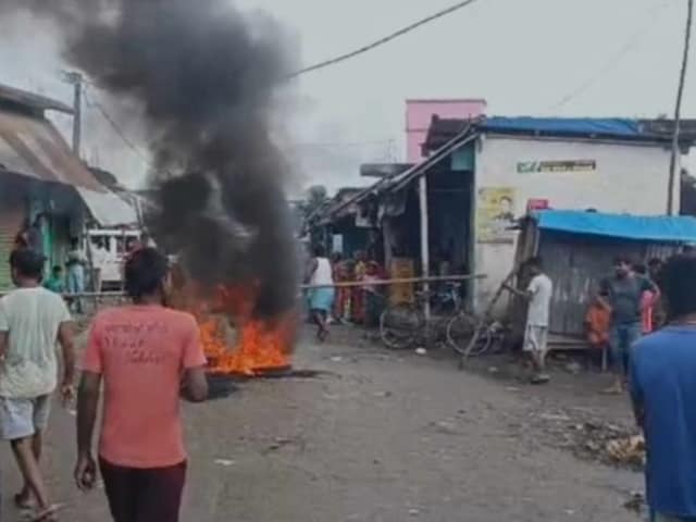 मां दुर्गा की मूर्ति तोड़ने पर पूर्णिया के मजगामा में बवाल, पुलिस की फायरिंग मां दुर्गा की मूर्ति तोड़ने पर पूर्णिया के मजगामा में बवाल, पुलिस की फायरिंग