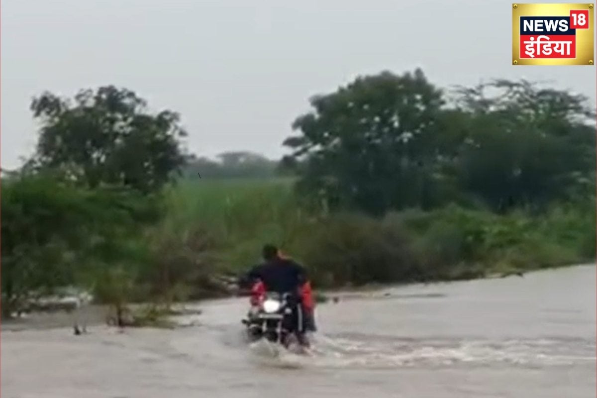अरेपकड़ोपकड़ोफिर देखते ही देखते ही पानी की तेज धारा में बाइक संग बह गया युवक