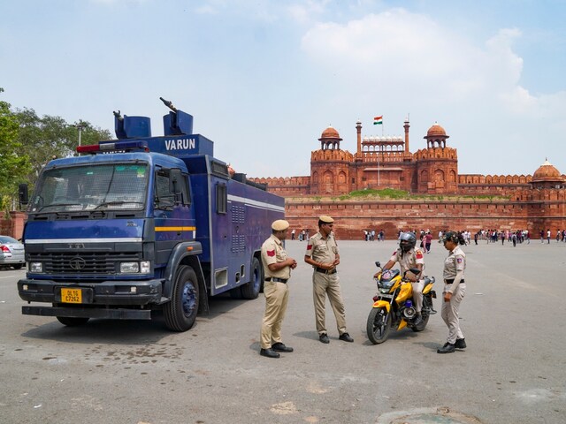लाल किला के बाहर से हीरे जड़ा सोने का कलश ले उड़ा शातिर, लाखों रुपये है कीमत
