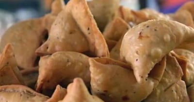 Shivpuri's Sesaai Walon Ka Samosa: A Must-Try Delicacy at Jhansi Tiraha