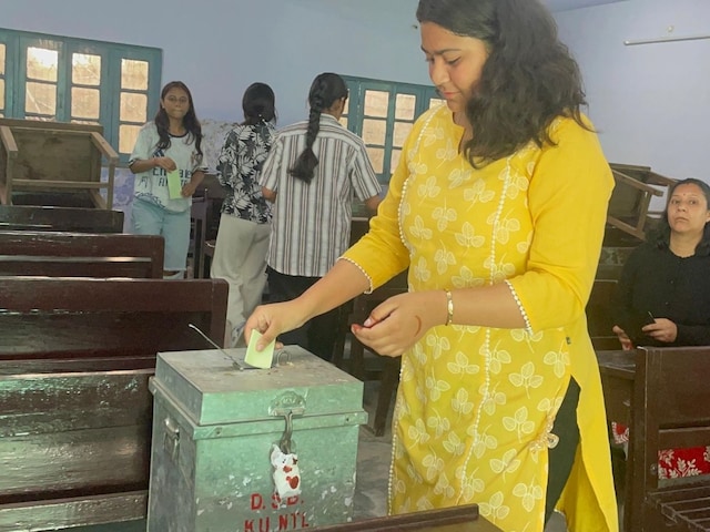 Uttarakhand Student Election Result Live: 100 से अधिक कॉलेज में मतदान, नैनीताल में निर्दलीय तो देहरादून में NSUI की जीत - Uttarakhand News