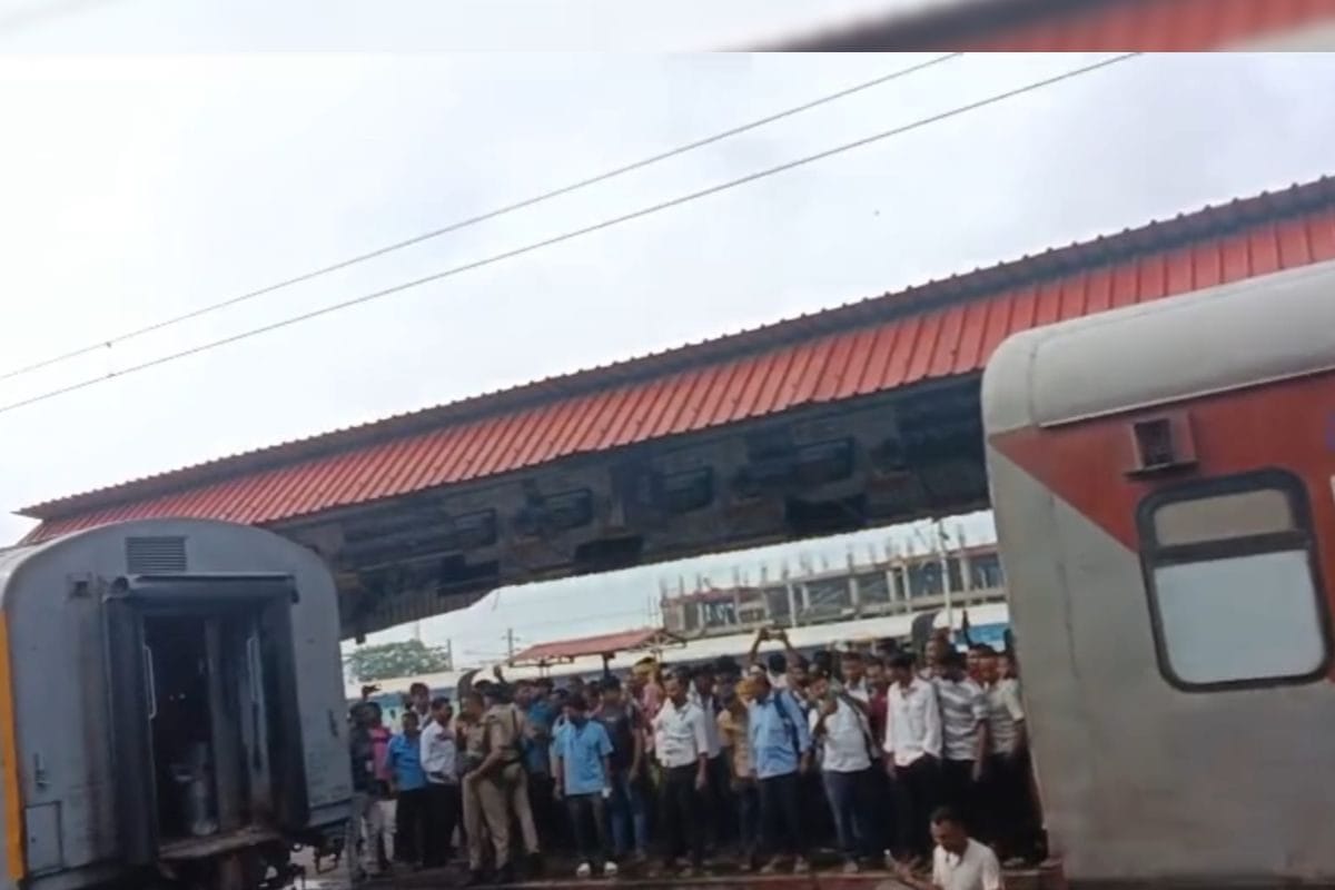 खुलते ही 2 टुकड़ों में बंटी ट्रेन, जोरदार झटके से फूली यात्रियों की सांसें