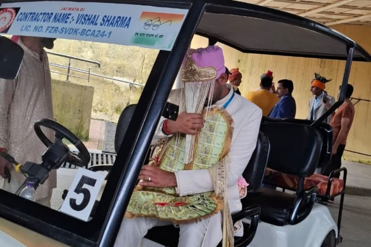 दुल्हन कर रही थी इंतजार आफत बनकर आई बाढ़ फिर वंदे भारत चढ़कर आया दूल्हा