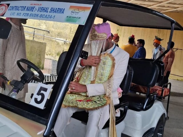 दुल्हन कर रही थी इंतजार, आफत बनकर आई बाढ़, फिर वंदे भारत चढ़कर आया दूल्हा दुल्हन कर रही थी इंतजार, आफत बनकर आई बाढ़, फिर वंदे भारत चढ़कर आया दूल्हा