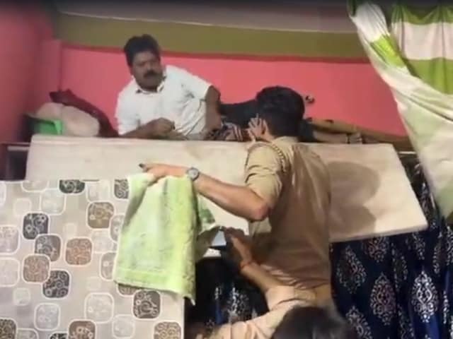 गद्दे में छुपा मिला सपा का 'पुराना यार' कैश खान, घर जा चुके अखिलेश यादव गद्दे में छुपा मिला सपा का 'पुराना यार' कैश खान, घर जा चुके अखिलेश यादव