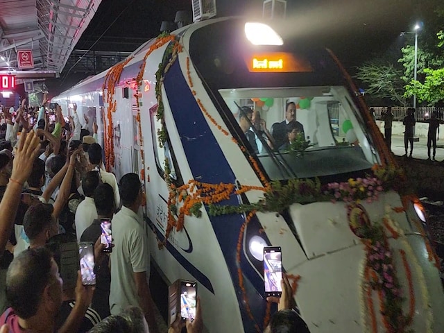 448 KM और 608 सीटें...महेंद्रगढ़ में भी रुकेगी वंदे भारत ट्रेन, लोग खुश 448 KM और 608 सीटें...महेंद्रगढ़ में भी रुकेगी वंदे भारत ट्रेन, लोग खुश