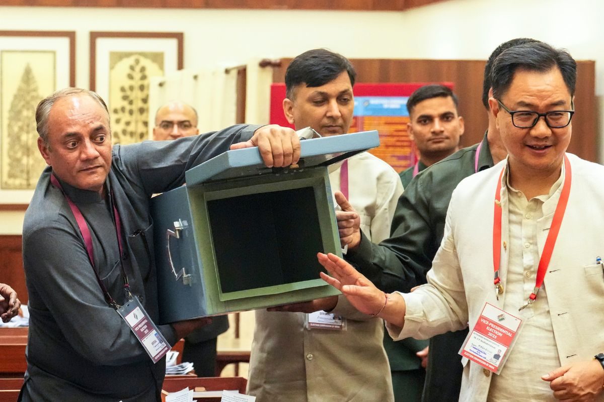VP चुनाव में 15 लापता सांसद हैं कौन सरकार-‍व‍िपक्ष दोनों के ल‍िए सिरदर्द