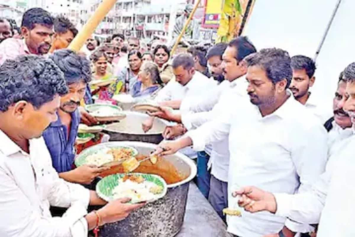 गणेश पंडाल के बगल में परोसा चिकन बिरयानी YSRCP नेताओं को पाप का नहीं डर