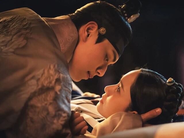Netflix के K-Drama 'Bon Appétit, Your Majesty' ने व्यूअरशिप रिकॉर्ड तोड़ा Netflix के K-Drama 'Bon Appétit, Your Majesty' ने व्यूअरशिप रिकॉर्ड तोड़ा