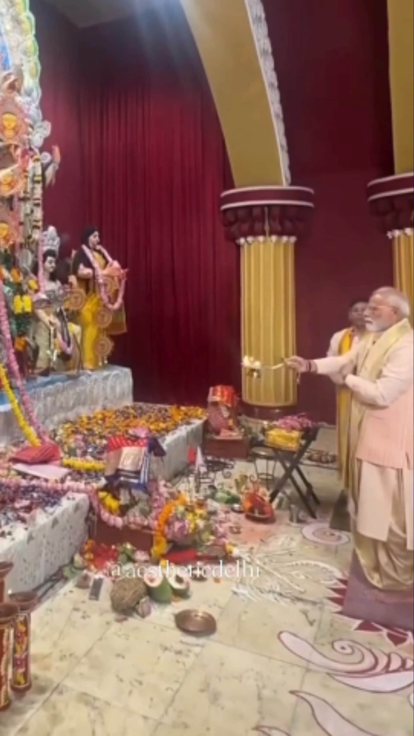 धोती-कुर्ता में मां दुर्गा की शरण में CR पार्क पहुंचे PM मोदी बिहार-बंगाल चुनाव साधने की कोशिश