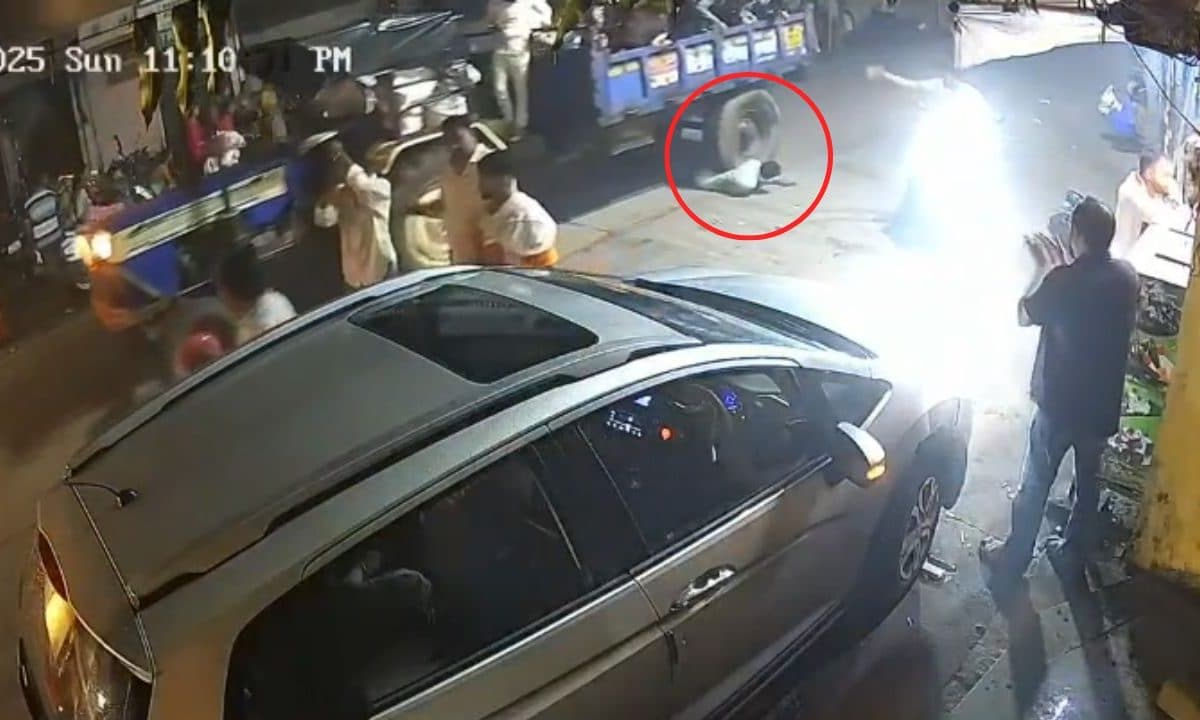 चलते ट्रैक्टर से गिरा युवक ट्रॉली के चक्के में फंसकर घिसटता रहा Video देख खड़े हो जाएंगे रोंगटे