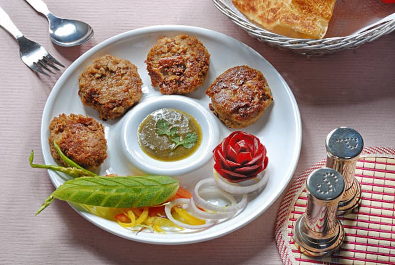 Lucknow: Known for its Awadhi cuisine, the city offers melt-in-the-mouth galouti kebabs, nihari, and aromatic biryanis.
