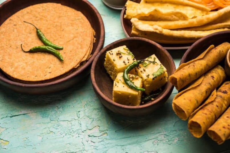 Ahmedabad: Explore Gujarat’s thali culture, snacks like dhokla and khakhra, and vibrant street eats in Manek Chowk.