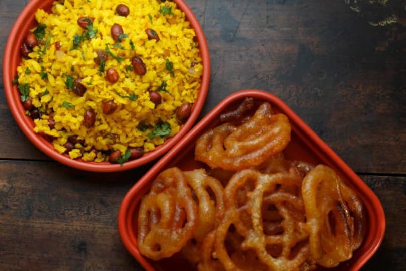 Indore: Don’t miss Sarafa Bazaar’s night street food scene with poha, jalebi, bhutte ka kees, and more.