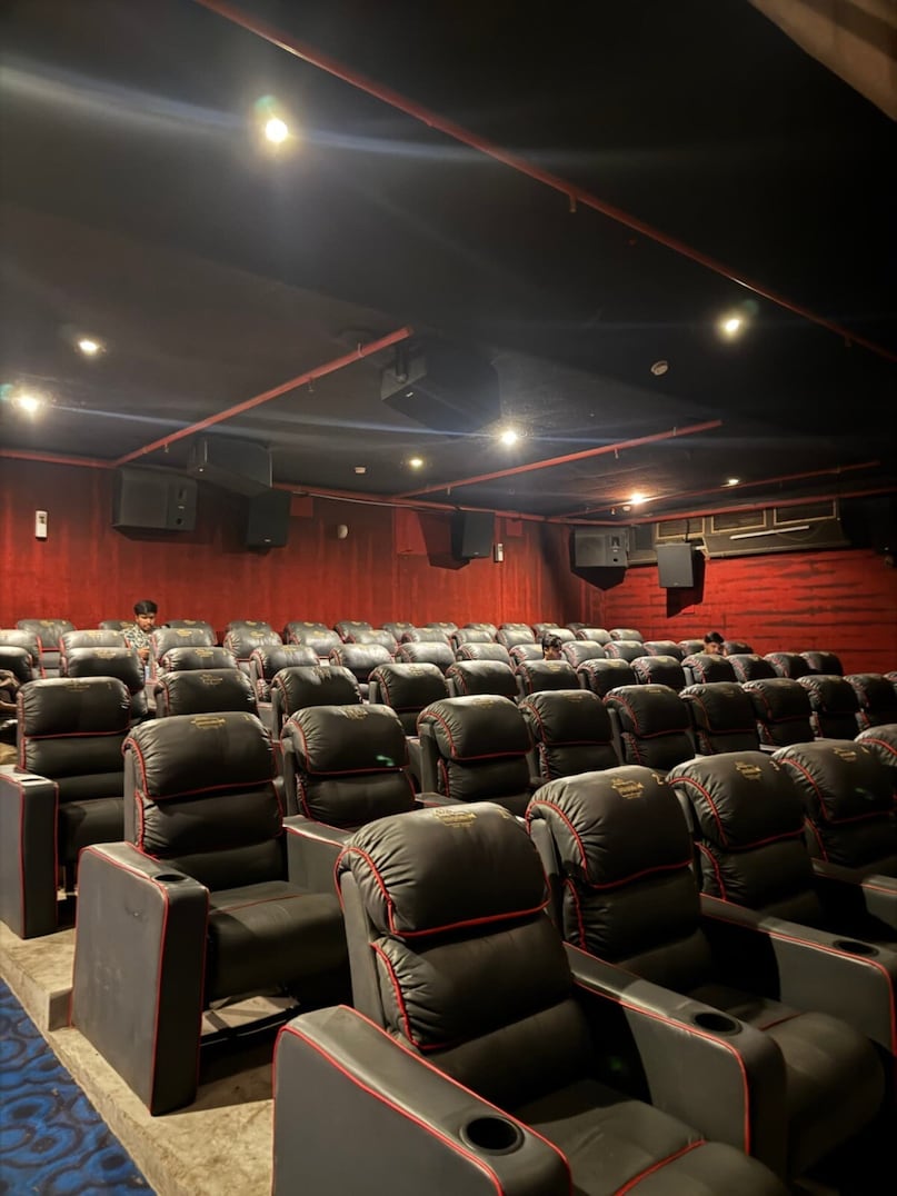 It was the largest and most well-equipped single-screen theater of that time. No cushioned seats. No caramel popcorn. Just 1,000 hearts beating together, whistling at every dialogue and song, applauding every hero's entry. It was the largest and most well-equipped single-screen theater of that time. No cushioned seats. No caramel popcorn. Just 1,000 hearts beating together, whistling at every dialogue and song, applauding every hero's entry.