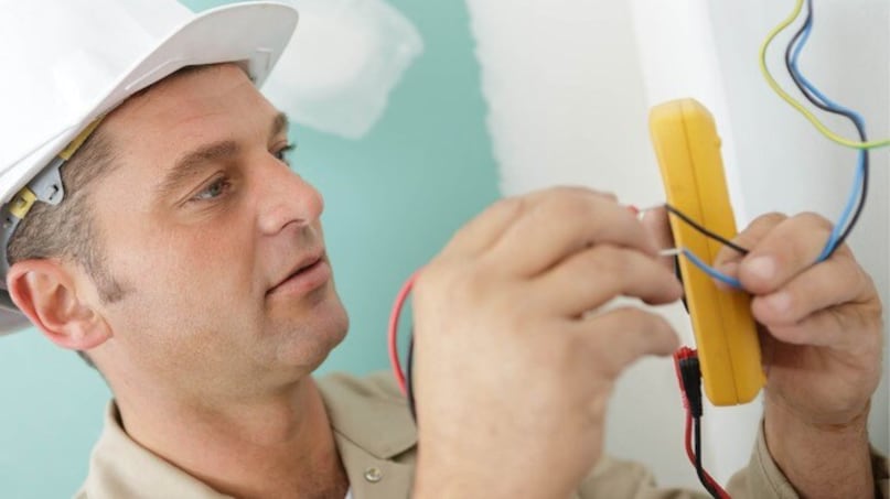 ओल्या हातांनी लाइटिंग्स: बरेच लोक दिवाळीच्या काही दिवस आधीपर्यंत लाईट फिक्स्चर बसवत नाहीत आणि नंतर पुन्हा ते करण्याची घाई करतात. यामुळे बहुतेकदा लोक ओल्या हातांनी काम सुरू करतात. ही चूक करू नका, कारण तुम्हाला विजेचा झटका लागू शकतो. ओल्या हातांनी काम करणे टाळा आणि शक्य असल्यास हातमोजे घाला.