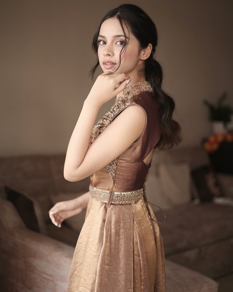 Before her significant debut, Nitanshi was honoured with the Teen Actress of the Year award at a ceremony. Finally, at the age of 16, she starred in Laapata Ladies, a film tackling the social evils women face in their lives.