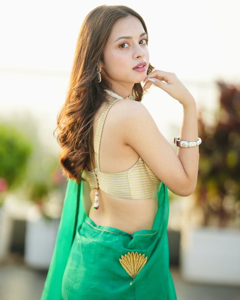 The 70th Filmfare Awards took place on Saturday night, October 11, 2025. It was a huge night for Laapata Ladies, which won 13 awards, including Best Film — tying the record set by Gully Boy. Nitanshi Goel took home Best Debut Actor (Female) for her role in the film.