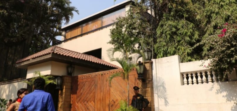 Among all, superstar Shah Rukh Khan and Amitabh Bachchan are two big names in showbiz who own luxurious bungalows in Mumbai, named Mannat and Jalsa, respectively.