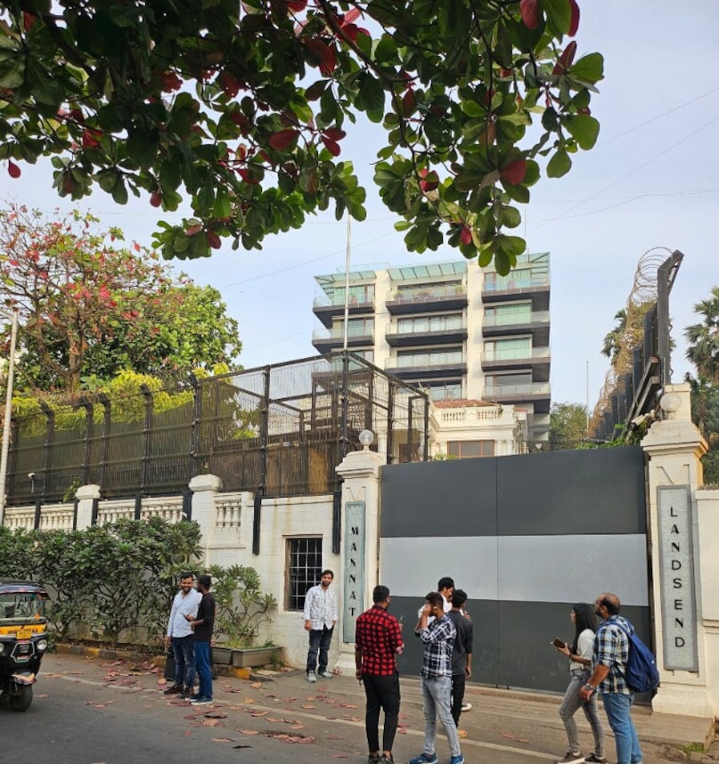 These properties are famous not only for their lavishness but also for being symbols of their owners' immense success and fame. But did you know this Bollywood diva, a neighbor of SRK, owns a bungalow reportedly worth more than Rs 100 crore?