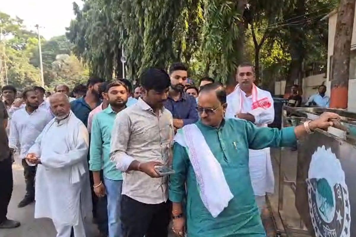 Viral Video: टिकट के मारा मारी! CM हाउस के बाहर धरने पर बैठे, बेहोश हुए 'ड्रामेबाज' MLA गोपाल मंडल