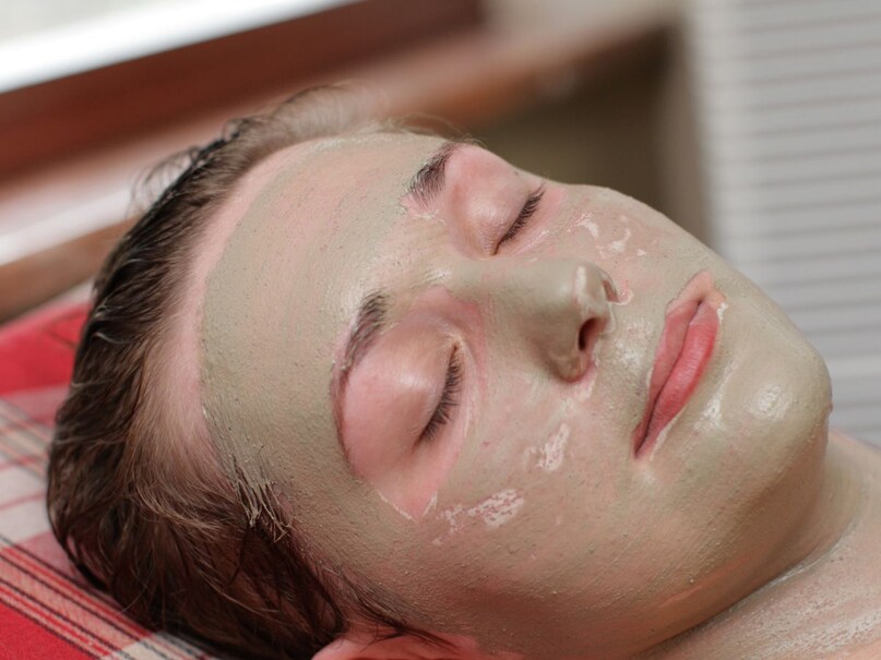 2. मुलतानी मातीचा फेसपॅकमुलतानी माती त्वचेतील अतिरिक्त तेल, धूळ आणि घाण शोषून घेते. त्यामुळे पोर्स क्लीन आणि लहान दिसतात. कसे करावे: 2 चमचे मुलतानी माती घ्या आणि गुलाबपाण्यात मिसळून पेस्ट बनवा. चेहऱ्यावर लावा, वाळू द्या आणि नंतर थंड पाण्याने धुवा. यामुळे त्वचा थंड आणि टाईट होते.