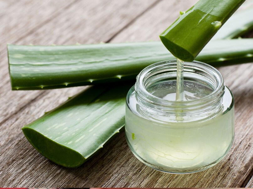 3. अ‍ॅलोवेरा जेलची जादूअ‍ॅलोवेरा त्वचेला ओलावा देतो आणि नैसर्गिकरित्या पोर्स घट्ट करतो. कसे करावे: चेहरा धुवून त्यावर ताजं अ‍ॅलोवेरा जेल लावा. 10-15 मिनिटं ठेवून साध्या पाण्याने धुवा. यामुळे त्वचा मऊ आणि तजेलदार राहते.