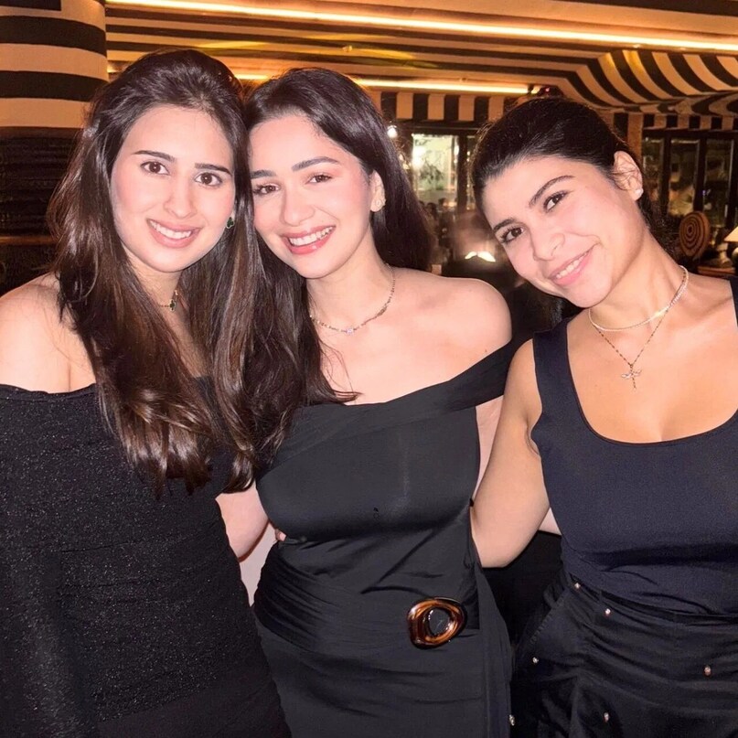 सारा तिच्या फॅशन सेन्ससाठी ओळखली जाते. तिच्या वाढदिवशीही तिने काळ्या रंगाचा पोशाख घातला होता. तिने एक साधा काळा ड्रेस परिधान केला होता आणि तो खूपच सुंदर होता.