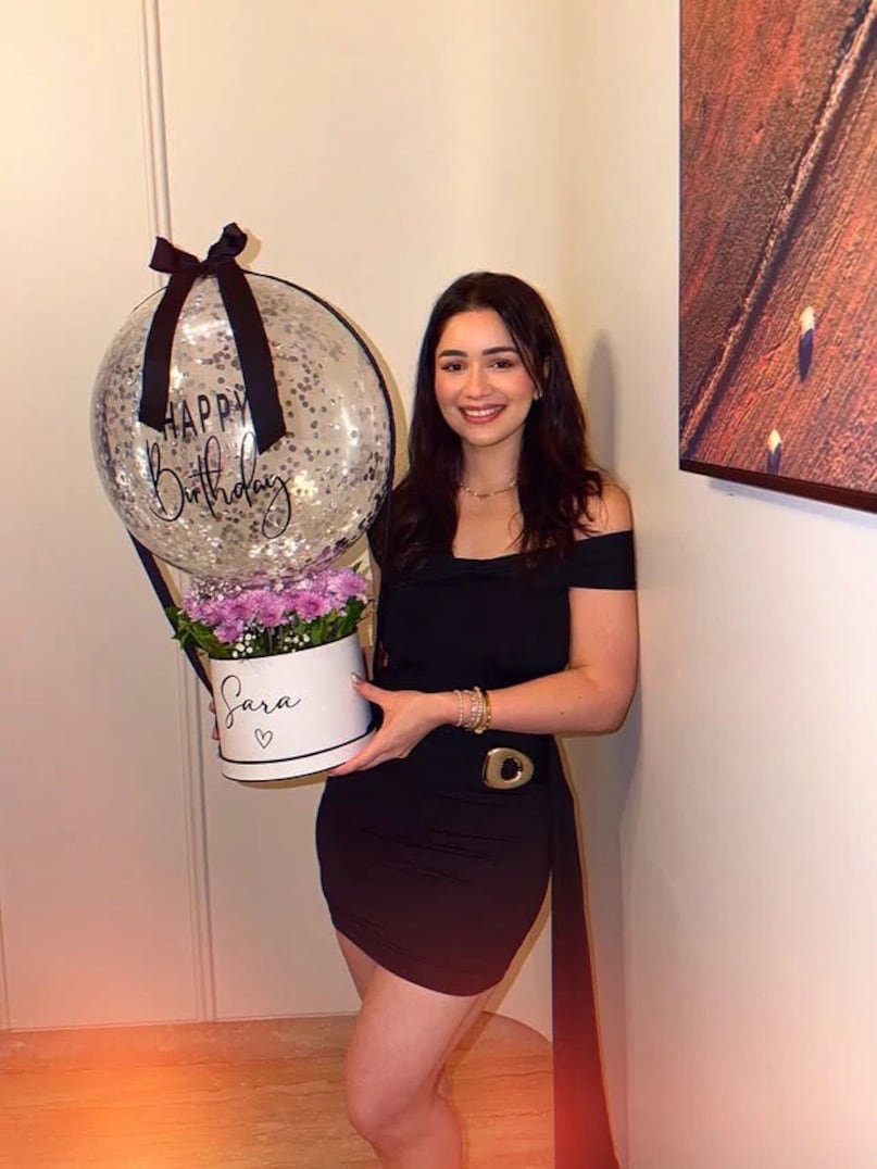 साराच्या या शॉर्ट ड्रेसमध्ये कमरेला बेल्ट आहे, जो त्याला एक ट्रेंडी लूक देतो. या ऑफ-द-शोल्डर ड्रेसमध्ये साराने न्यूड मेकअपचा पर्याय निवडला आणि तिचे केस मोकळे ठेवले. या लूकमध्ये ती खूपच सुंदर दिसत होती.